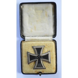 IRON CROSS FIRST CLASS 1939 MARKED L/11 BY WILHELM DEUMER IN CASE.