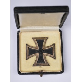 IRON CROSS FIRST CLASS 1939 MARKED L/11 IN CASE MARKED BY WILHELM DEUMER.
