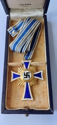 MOTHER’S CROSS GOLD IN BOX MAKER OCHS & BONN, HANAU