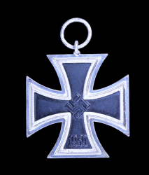 Iron Cross Second Class 1939 unmarked 100 of maker Rudolf Wächtler & Lange, Mittweida.