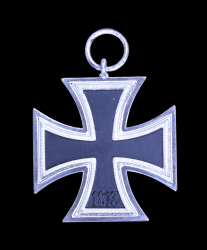 Iron Cross Second Class 1939 unmarked 100 of maker Rudolf Wächtler & Lange, Mittweida.