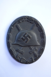 Black Wound Badge marked L/11 maker Wilhelm Deumer, Lüdenscheid.