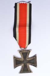 Iron Cross Second Class 1939 marked 25 maker Arbeitsgemeinschaft der Graveur- Gold- und Silberschemiedeinnungen.