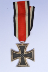 Iron Cross Second Class 1939 marked 25 maker Arbeitsgemeinschaft der Graveur- Gold- und Silberschemiedeinnungen.