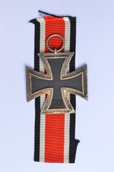 Iron Cross Second Class 1939 unmarked 24 of maker Arbeitsgemeinschaft der Hanauer Plaketten Hersteller, Hanau.