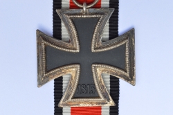 Iron Cross Second Class 1939 unmarked 24 of maker Arbeitsgemeinschaft der Hanauer Plaketten Hersteller, Hanau.