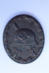 Black Wound Badge marked L/56 maker Funke & Brünninghaus.