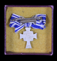 Miniature Mother's Cross in silver on ribbon, marked L/60 maker Gustav Brehmer from Markneukirchen, in LDO sales box.