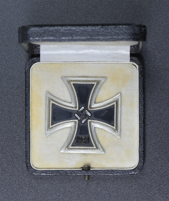 IRON CROSS FIRST CLASS 1939 MARKED L/12 IN CASE MAKER BY C.E. JUNCKER, BERLIN.