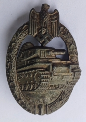 AN BRONZE GRADE TANK BADGE MARKED R.K. maker Rudolf A. Karneth & Söhne, Gablonz a.d. Neisse.