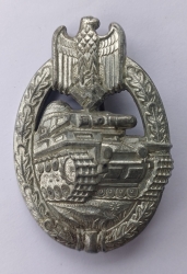 AN SILVER GRADE TANK BADGE UKNOWN MAKER "DAISY" IN COMMEMORATIVE BOX. 