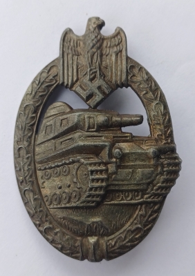 AN BRONZE GRADE TANK BADGE MARKED R.K. maker Rudolf A. Karneth & Söhne, Gablonz a.d. Neisse.