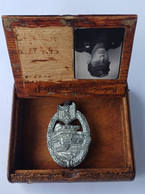 AN SILVER GRADE TANK BADGE UKNOWN MAKER "DAISY" IN COMMEMORATIVE BOX. 