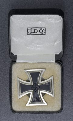 IRON CROSS FIRST CLASS SCREW BACK 1939 MARKED L/12, IN CASE LDO MAKER BY C.E. JUNCKER, BERLIN.